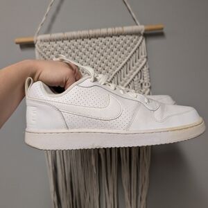 Women's Nike shoes 10.5 White Sneakers